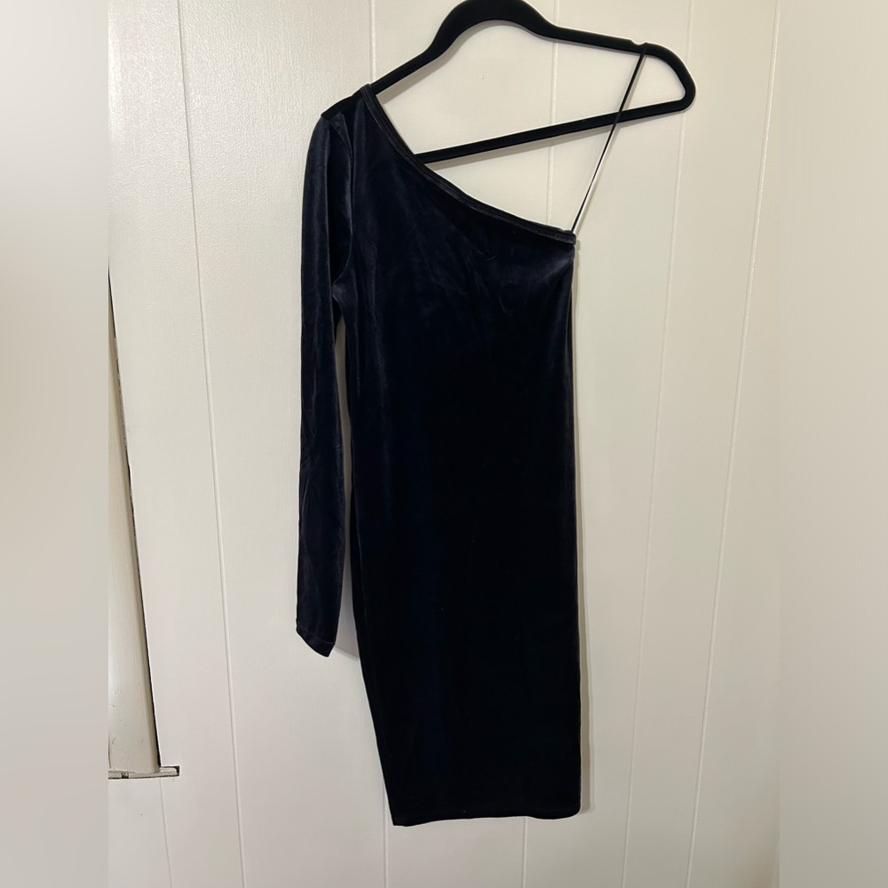 Black one shoulder velvet dress Old Navy